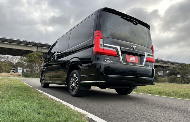 舒適大空間～2023 Toyota Granvia 6人座旗艦僅跑4萬多✅I KEY✅恆溫空調✅駕駛座／後座電動調整  第2張相片