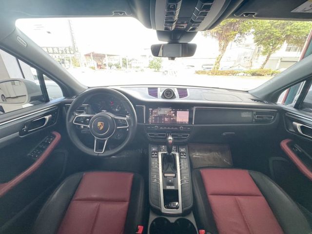 運動休旅車2021 PORSCHE MACAN 2.0T~僅跑３萬多KM✅20吋鋁圈✅原廠保養✅四輪新胎✅I KEY  第2張相片