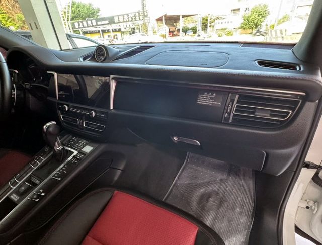 運動休旅車2021 PORSCHE MACAN 2.0T~僅跑３萬多KM✅20吋鋁圈✅原廠保養✅四輪新胎✅I KEY  第6張相片