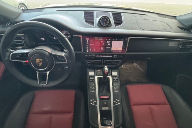 運動休旅車2021 PORSCHE MACAN 2.0T~僅跑３萬多KM✅20吋鋁圈✅原廠保養✅四輪新胎✅I KEY  第8張相片