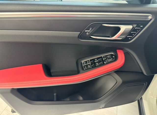 運動休旅車2021 PORSCHE MACAN 2.0T~僅跑３萬多KM✅20吋鋁圈✅原廠保養✅四輪新胎✅I KEY  第9張相片