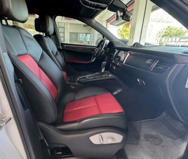運動休旅車2021 PORSCHE MACAN 2.0T~僅跑３萬多KM✅20吋鋁圈✅原廠保養✅四輪新胎✅I KEY  第10張相片