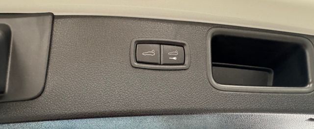 運動休旅車2021 PORSCHE MACAN 2.0T~僅跑３萬多KM✅20吋鋁圈✅原廠保養✅四輪新胎✅I KEY  第14張相片