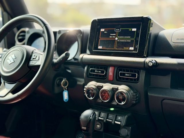 2023 SUZUKI JIMNY 實跑６萬多KM✅定速巡航✅方向盤快控鍵✅恆溫空調✅中控螢幕✅倒車雷達✅倒車影像輔助  第8張相片