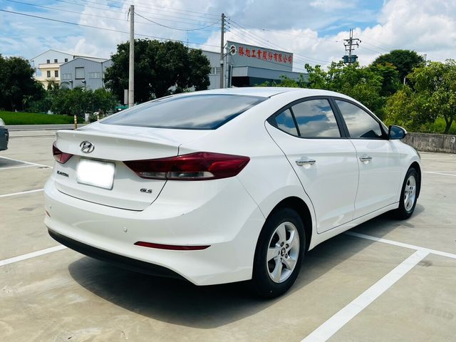HYUNDAI現代 ELANTRA  第9張相片