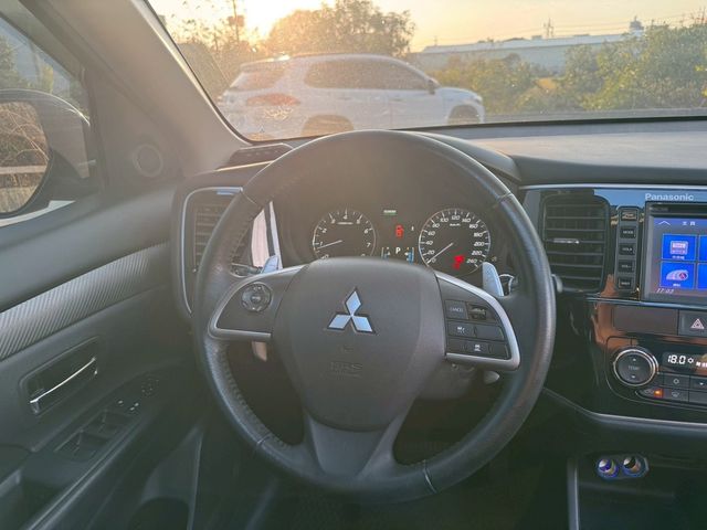 MITSUBISHI三菱 OUTLANDER  第3張相片
