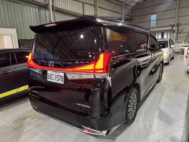 LEXUS凌志 LM300H  第2張相片
