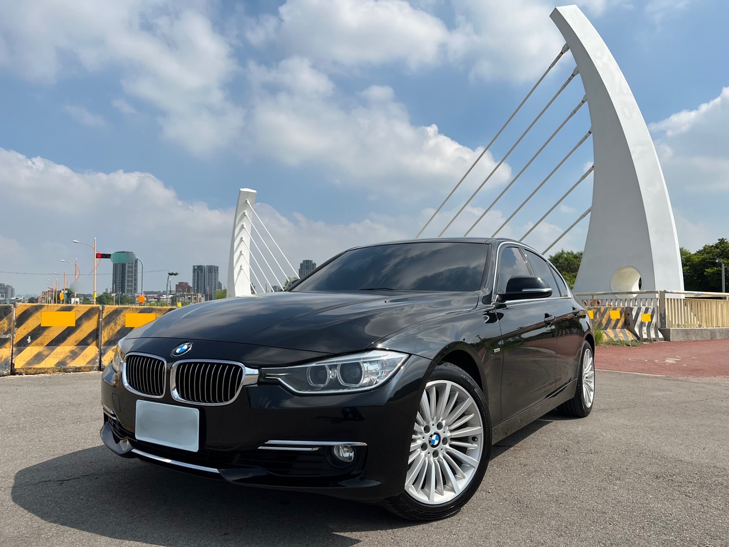 台中-實車實價<合信汽車>2015年 汎德總代理 BMW F30 320i Luxury Line 一手室內車庫美車  全原廠保養 里程實跑10萬公里左右  第1張相片