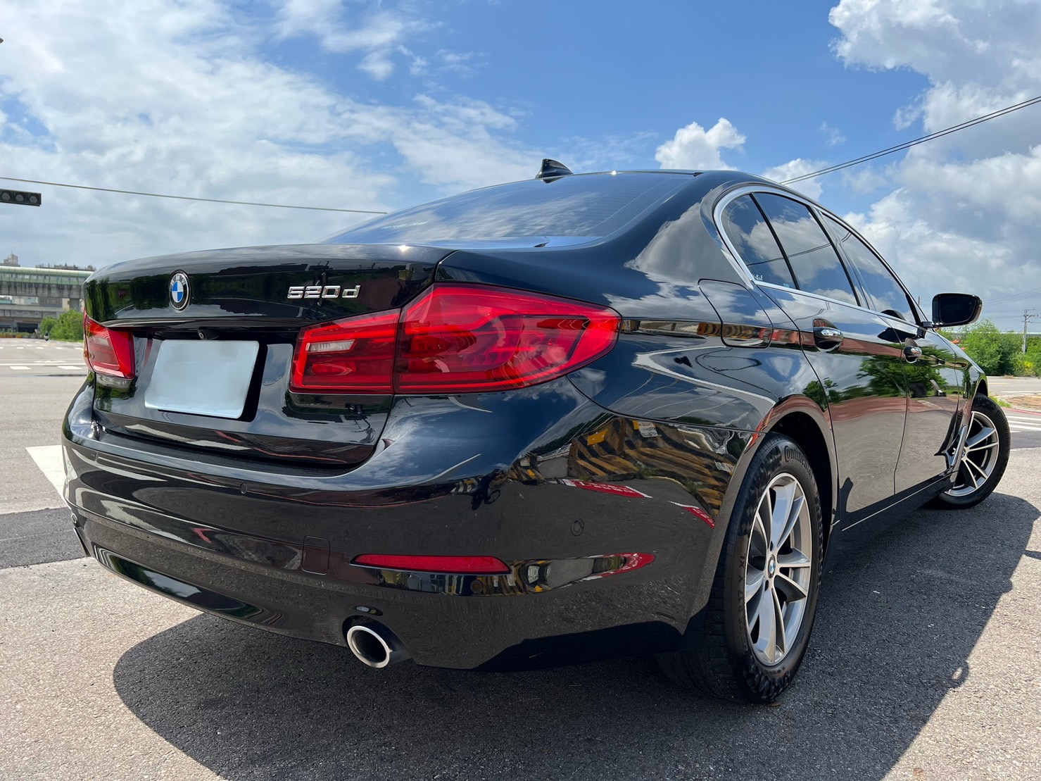 台中-實車實價<合信汽車>2017年18年式 汎德總代理 BMW 520D Sedan 一手美車 原鈑件 里程保證 加碼更換Adaptive LED進階主動式轉向LED大燈組  第4張相片