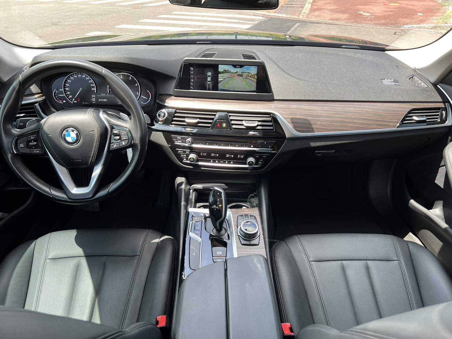 台中-實車實價<合信汽車>2017年18年式 汎德總代理 BMW 520D Sedan 一手美車 原鈑件 里程保證 加碼更換Adaptive LED進階主動式轉向LED大燈組  第12張相片