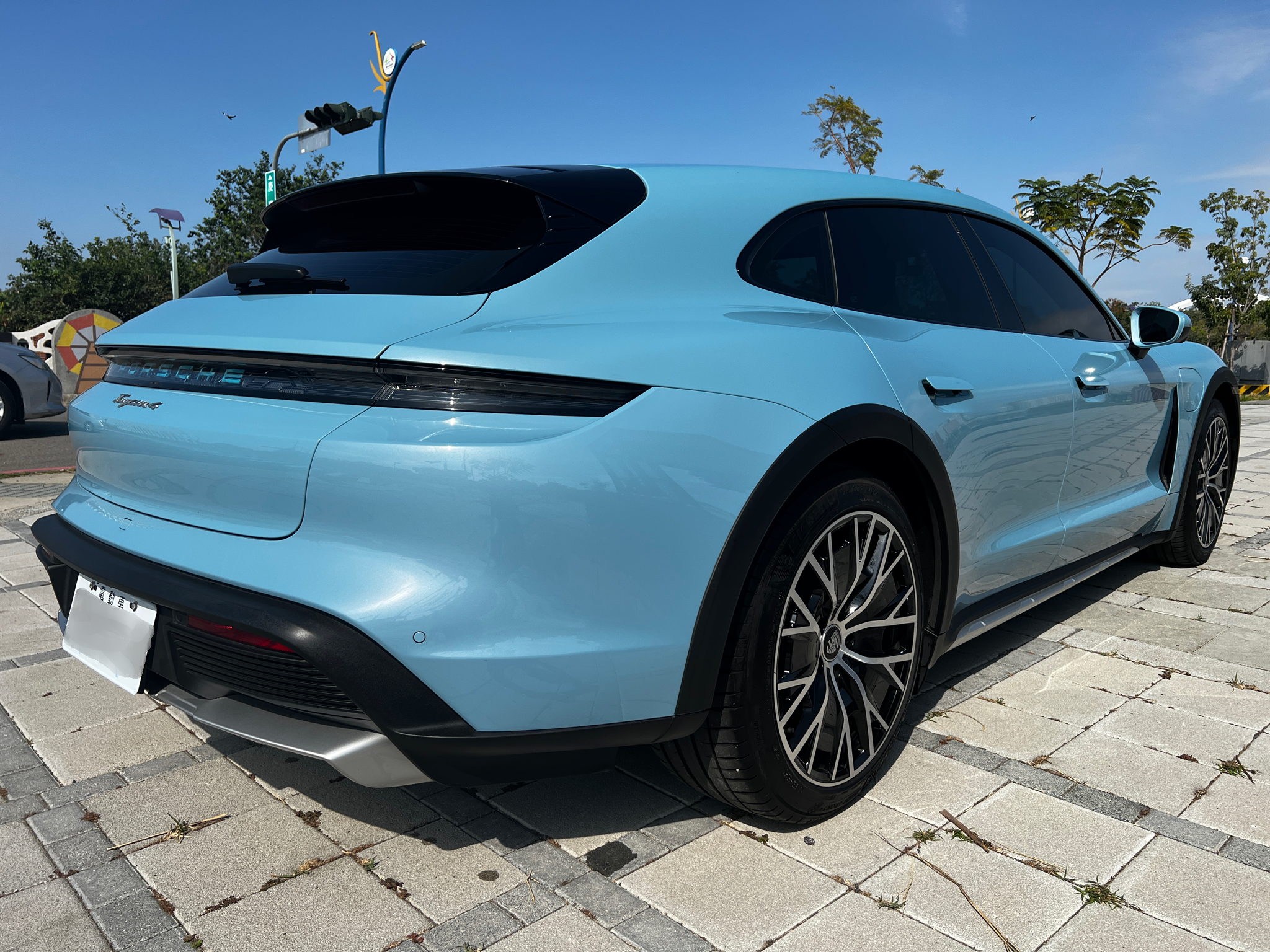 台中-實車實價<合信汽車>2023年 總代理 PORSCHE Taycan 4 Cross Turismo 一手美車 原鈑件 原廠保固中  實跑1.4萬 全車犀牛皮  第4張相片