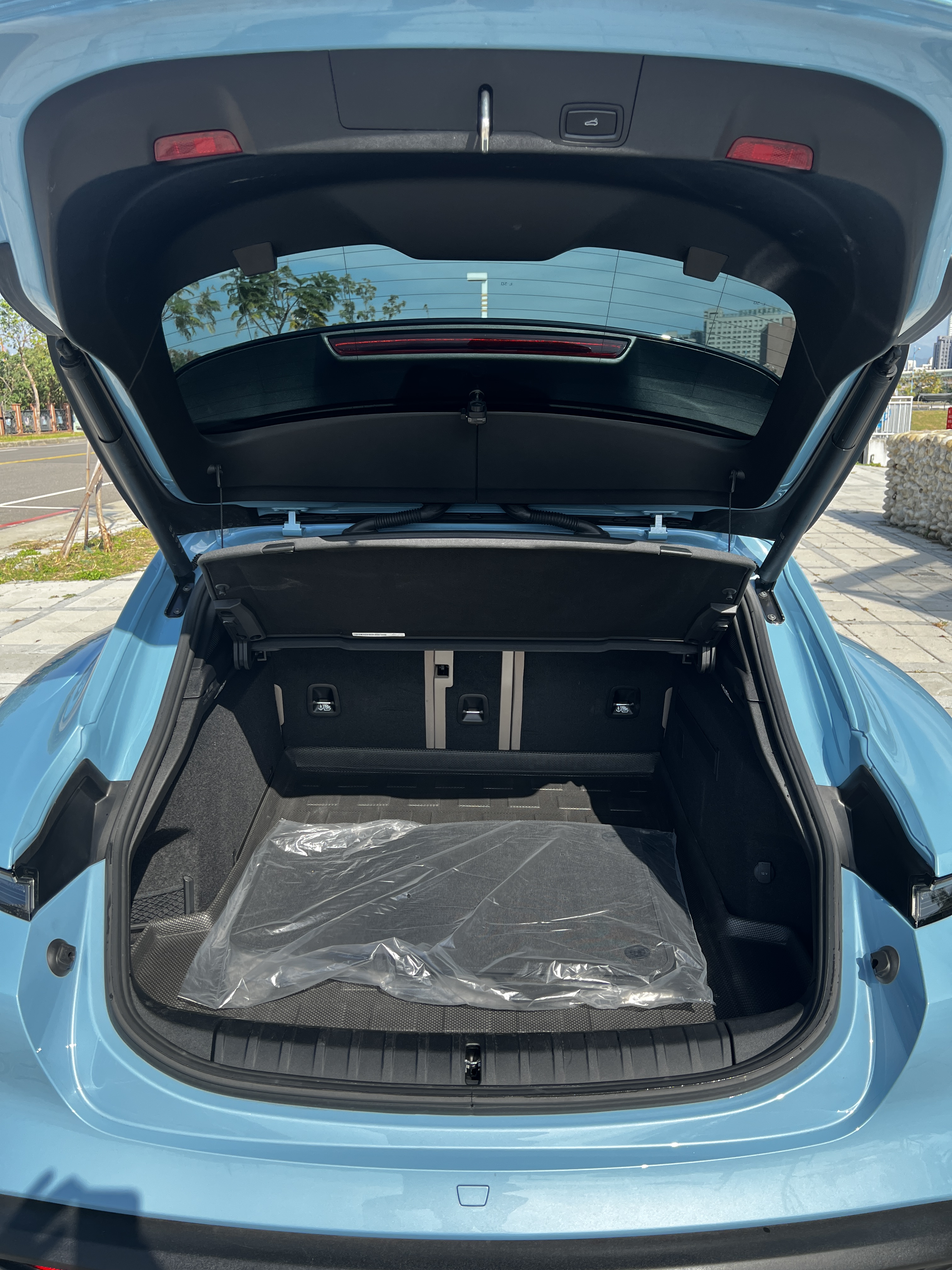 台中-實車實價<合信汽車>2023年 總代理 PORSCHE Taycan 4 Cross Turismo 一手美車 原鈑件 原廠保固中  實跑1.4萬 全車犀牛皮  第19張相片