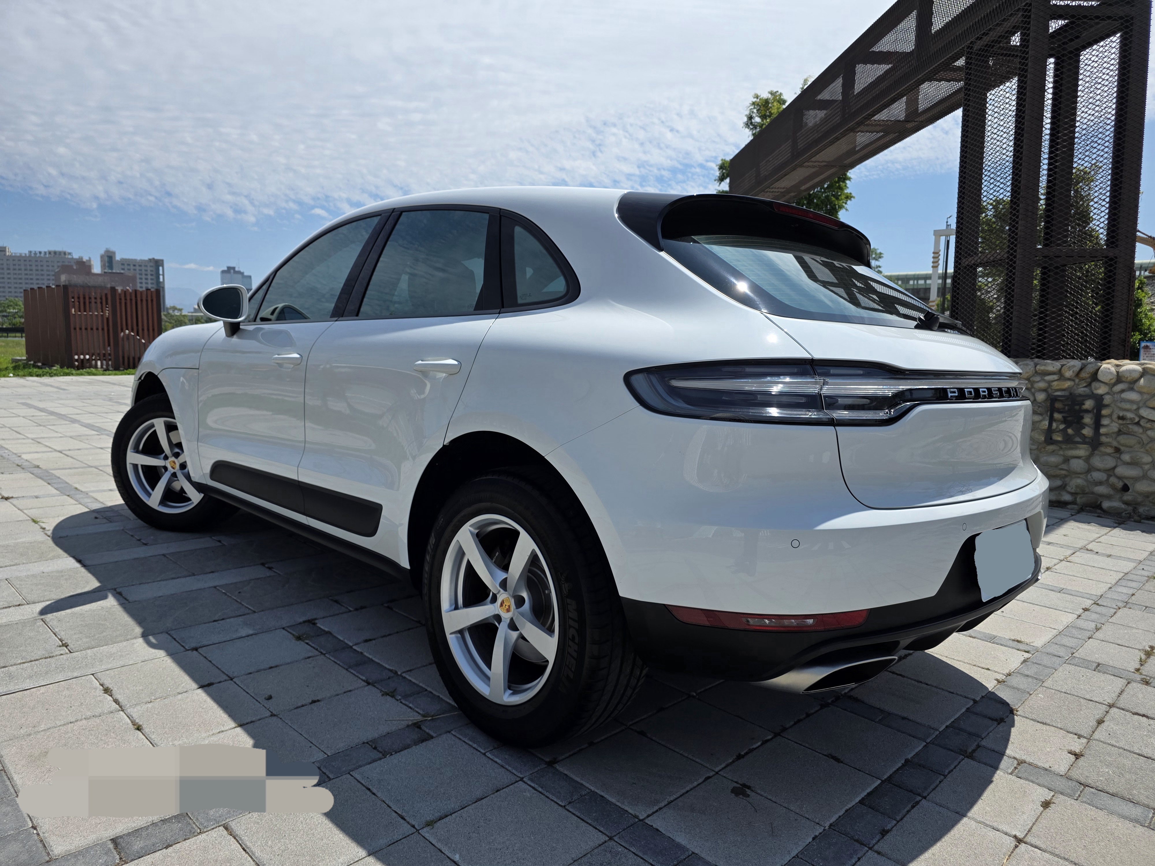 台中-實車實價<合信汽車>2020年2021年式 汎德永業總代理 PORSCHE MACAN 2.0T 一手美車原鈑件 超低里程 摸門 盲點 14向電動椅 紅色安全帶  第4張相片