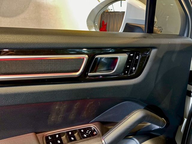 PORSCHE保時捷 CAYENNE  第12張相片