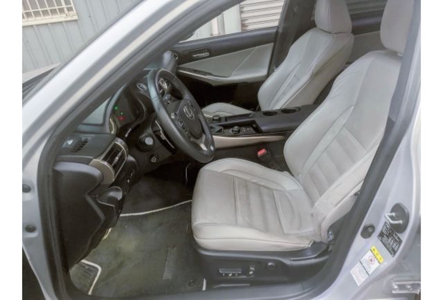 Lexus IS300H  第4張相片