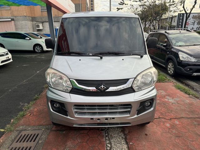 商用麵包車 8人客貨版 大空間 靈活運用 全新烤漆 內裝翻新  第2張相片