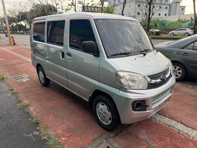 商用麵包車 8人客貨版 大空間 靈活運用 全新烤漆 內裝翻新  第3張相片