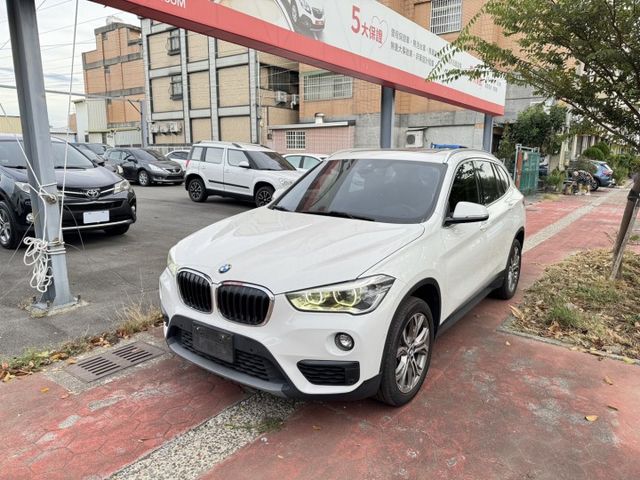 BMW X1 sDrive20I 漂亮認證車  領航版 IKEY 抬顯 全景天窗 電動座椅 雙區恆溫 倒車顯影 電尾門  第1張相片