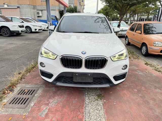 BMW X1 sDrive20I 漂亮認證車  領航版 IKEY 抬顯 全景天窗 電動座椅 雙區恆溫 倒車顯影 電尾門  第2張相片