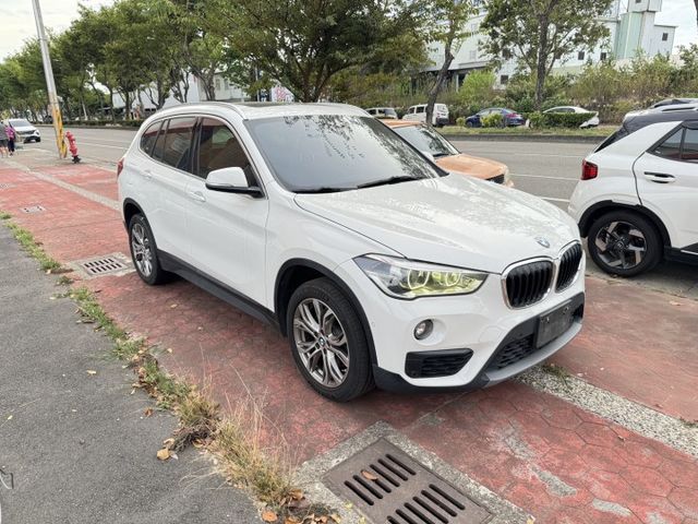 BMW X1 sDrive20I 漂亮認證車  領航版 IKEY 抬顯 全景天窗 電動座椅 雙區恆溫 倒車顯影 電尾門  第3張相片