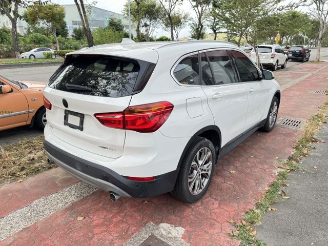 BMW X1 sDrive20I 漂亮認證車  領航版 IKEY 抬顯 全景天窗 電動座椅 雙區恆溫 倒車顯影 電尾門  第4張相片