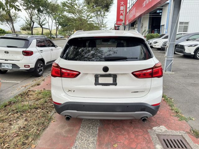 BMW X1 sDrive20I 漂亮認證車  領航版 IKEY 抬顯 全景天窗 電動座椅 雙區恆溫 倒車顯影 電尾門  第5張相片