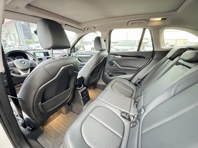 BMW X1 sDrive20I 漂亮認證車  領航版 IKEY 抬顯 全景天窗 電動座椅 雙區恆溫 倒車顯影 電尾門  第9張相片