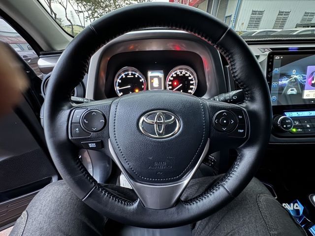 小改款 免鑰啟動 恆溫 電動椅 豐田休旅神車 高保值 高妥善率 休旅最佳選擇  第10張相片