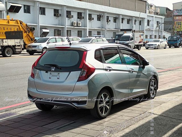 高CP值，年份新，都會小車  第13張相片