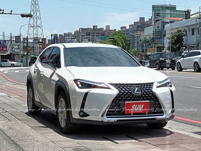 只跑3仟多公里，豪華版，油電混合動力型式，油耗表現佳  第1張相片