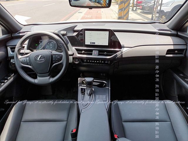 只跑3仟多公里，豪華版，油電混合動力型式，油耗表現佳  第8張相片