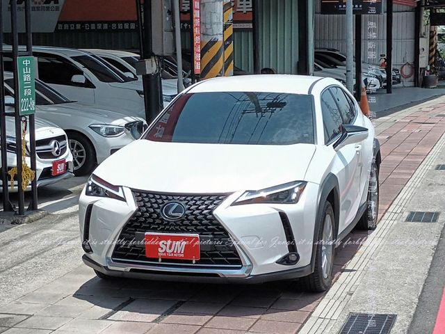 只跑3仟多公里，豪華版，油電混合動力型式，油耗表現佳  第15張相片