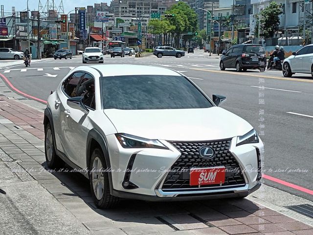 只跑3仟多公里，豪華版，油電混合動力型式，油耗表現佳  第16張相片