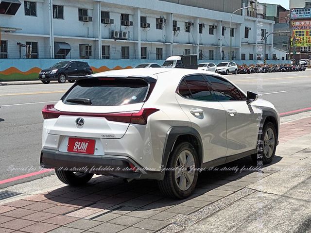 只跑3仟多公里，豪華版，油電混合動力型式，油耗表現佳  第18張相片