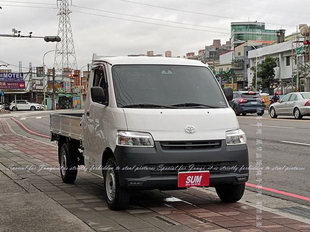 只跑1萬多公里，自排款，前方主動煞停輔助  第1張相片