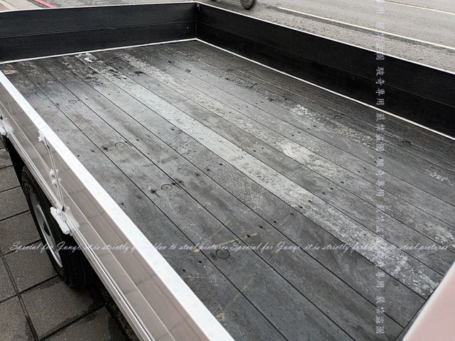 只跑1萬多公里，自排款，前方主動煞停輔助  第10張相片