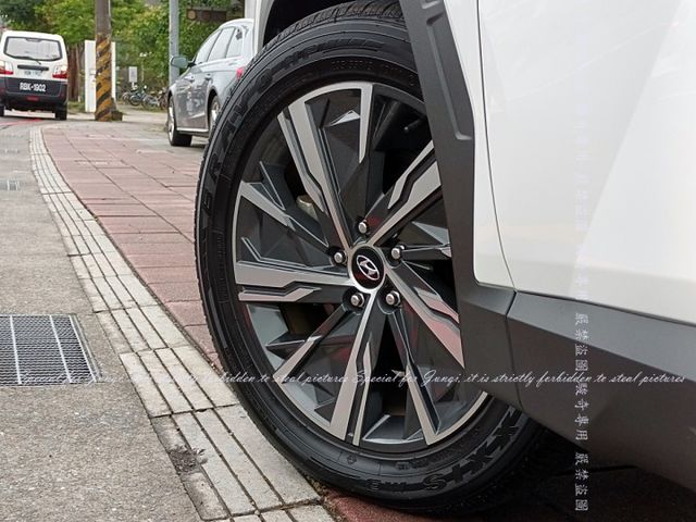 只跑2仟多公里，油電版超省油  第16張相片