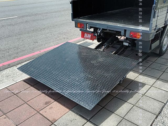 只跑2萬多公里，篷式，尾門  第8張相片