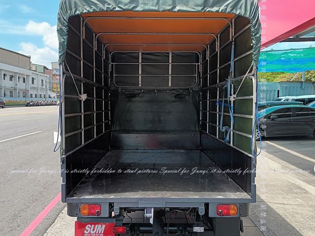 只跑2萬多公里，篷式，尾門  第9張相片