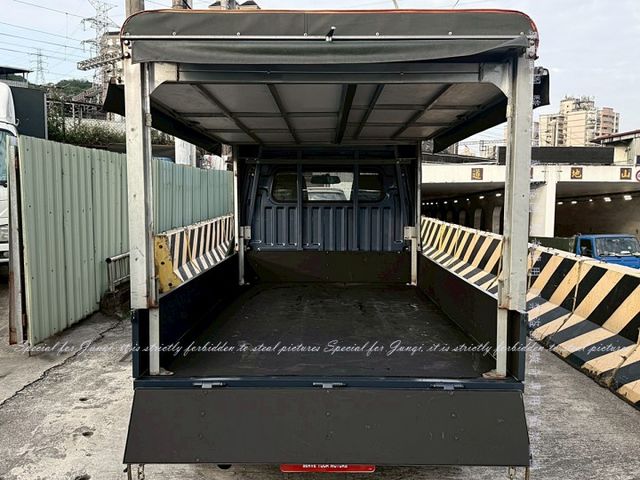 只跑2萬多公里，三面掀帆布  第8張相片