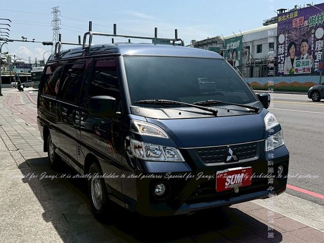 自排，只跑1萬多公里，車頂置放架  第1張相片