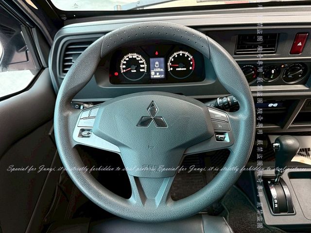 自排，只跑1萬多公里，車頂置放架  第4張相片