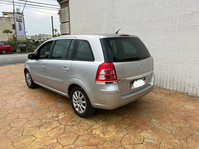 《七人座。座椅可平放當車床》內裝超科技感  第3張相片