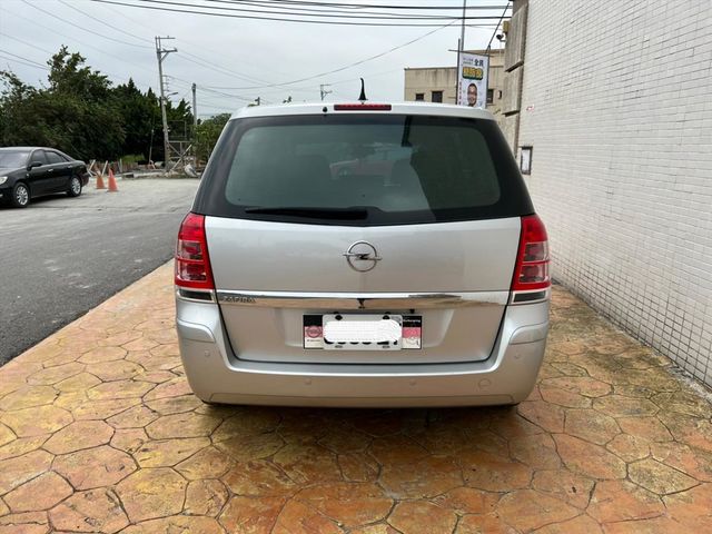 《七人座。座椅可平放當車床》內裝超科技感  第4張相片