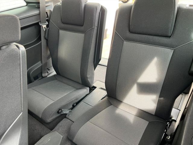 《七人座。座椅可平放當車床》內裝超科技感  第7張相片