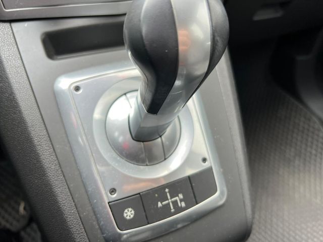 《七人座。座椅可平放當車床》內裝超科技感  第10張相片