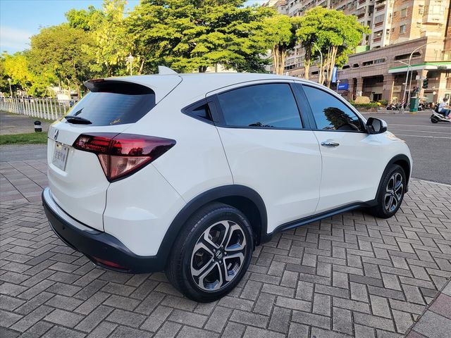 2018年 HONDA HRV 白色  第4張相片