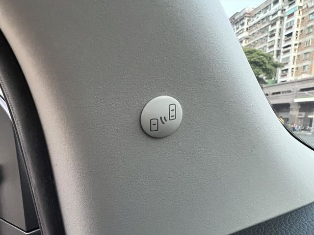 2019 Nissan iTiida灰色  第10張相片