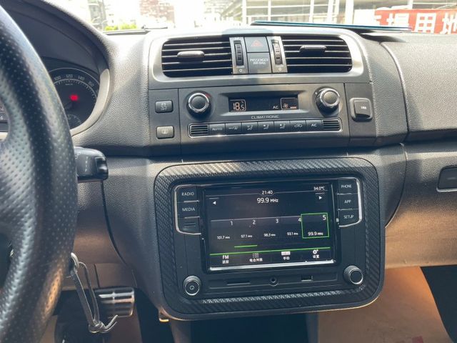 RS版 純正德國製造德國車 雙渦輪210匹馬力 F1式雙離合器+方向盤換檔快撥 數十萬精品 加大咖鉗  第9張相片