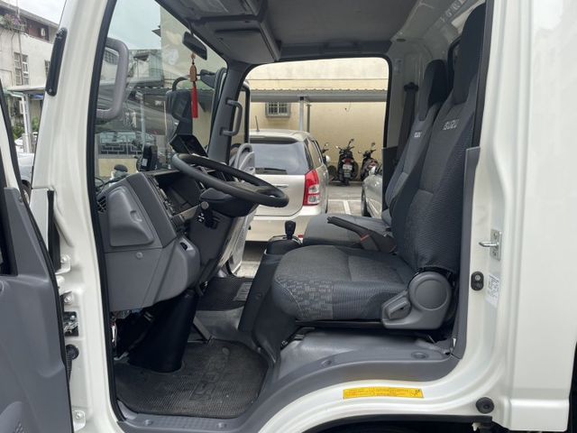 新車漲到180萬這台可比新車價差大 14尺長正五噸自排五期環保 免尿素  四向輔助鏡頭/ 7吋影音螢幕 / 車道偏移警示  第5張相片